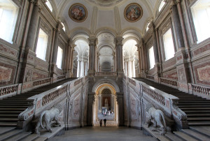 Reggia_di_Caserta,_scalone_d^^39,onore._-_panoramio